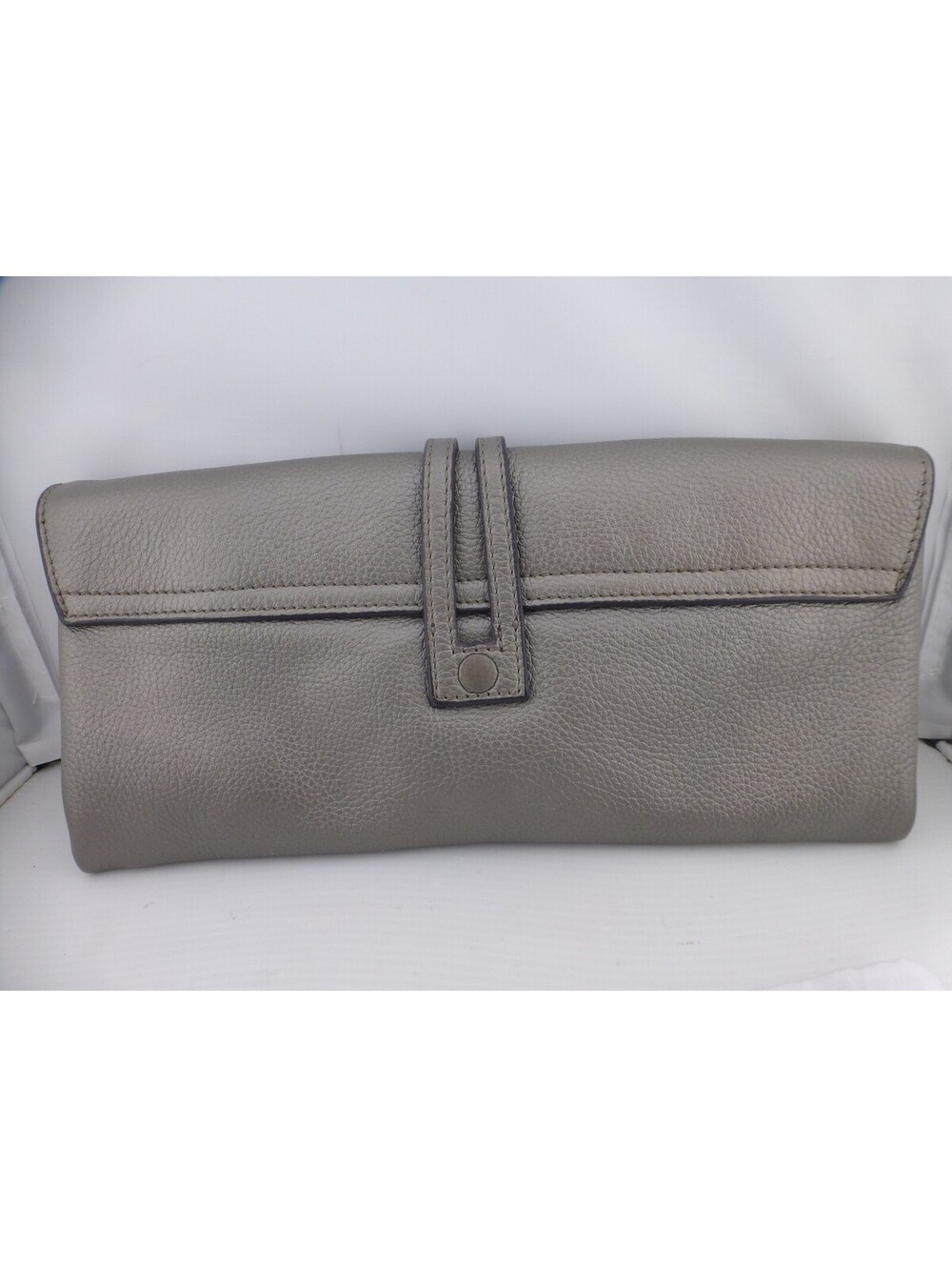 Chloé Metallic Gray Grained Leather Clutch Bag with Gold-Tone Turn Lock & DustF3 - Picture 4 of 15
